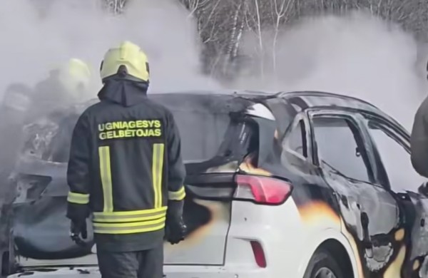 Jonavos rajone užsiliepsnojo automobilis