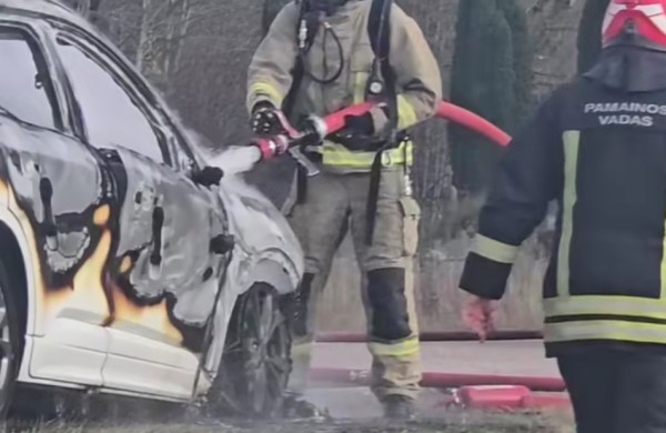 Jonavos rajone užsiliepsnojo automobilis