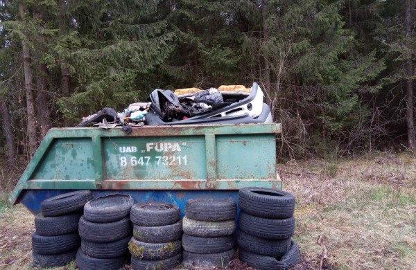 Šokiruojantis miškininkų radinys: prasidėjus padangų keitimo sezonui – 5 tonos išmestų padangų