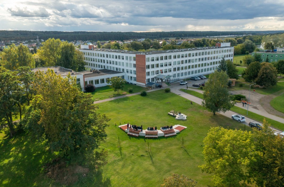 Jonavos „Neries“ pagrindinėje mokykloje lauko erdvės vystomos pasitelkiant mokinių idėjas 