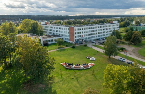 Jonavos „Neries“ pagrindinėje mokykloje lauko erdvės vystomos pasitelkiant mokinių idėjas