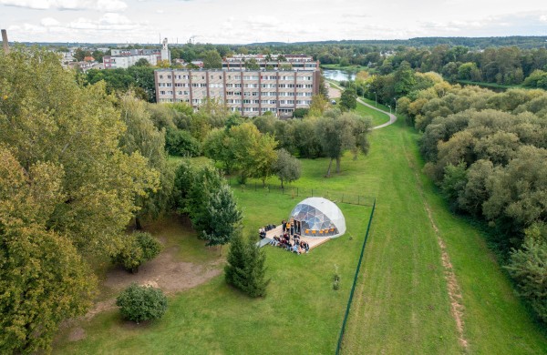 Jonavos „Neries“ pagrindinėje mokykloje lauko erdvės vystomos pasitelkiant mokinių idėjas 