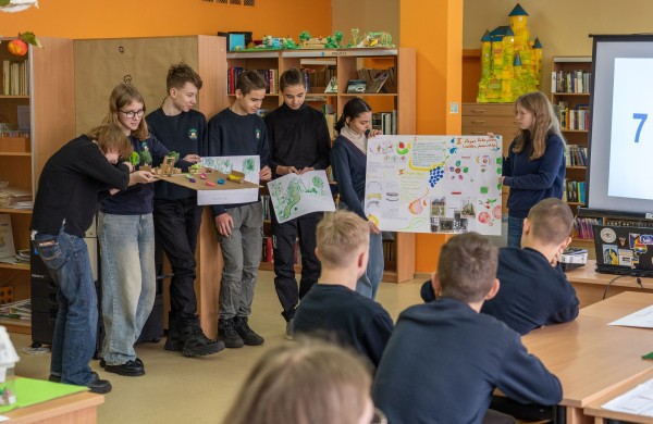 Jonavos „Neries“ pagrindinėje mokykloje lauko erdvės vystomos pasitelkiant mokinių idėjas 