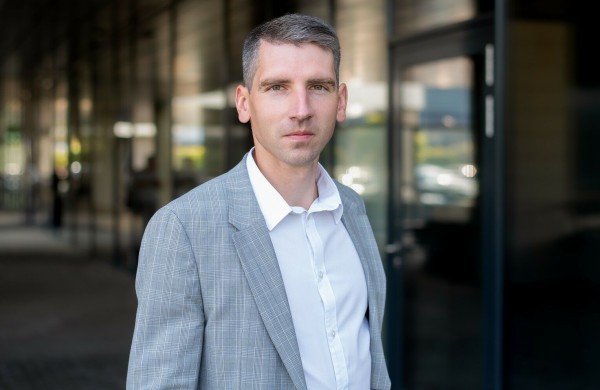 Sukčiai atranda naują nišą – elektromobilių įkrovimo stoteles: pataria, į ką atkreipti dėmesį