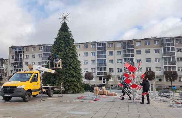 Jonavos šventinė eglutė jau kyla: miestas ruošiasi didžiajam įžiebimui