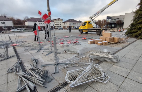 Jonavos šventinė eglutė jau kyla: miestas ruošiasi didžiajam įžiebimui