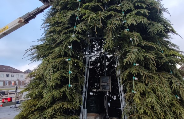 Jonavos šventinė eglutė jau kyla: miestas ruošiasi didžiajam įžiebimui