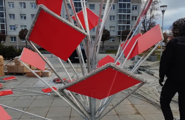 Jonavos šventinė eglutė jau kyla: miestas ruošiasi didžiajam įžiebimui