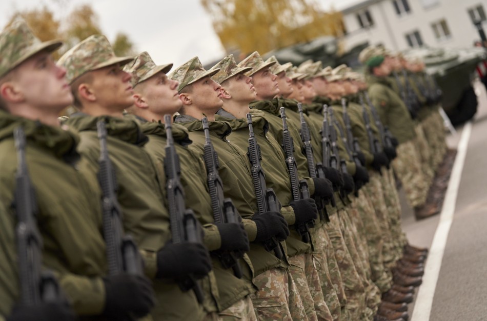 Kariuomenė ruošiasi 2026 metų šaukimui: į rikiuotę – iškart po mokyklos, ilgesnė tarnybos rezerve trukmė ir kone 10 tūkstančių eurų siekiančios išmokos
