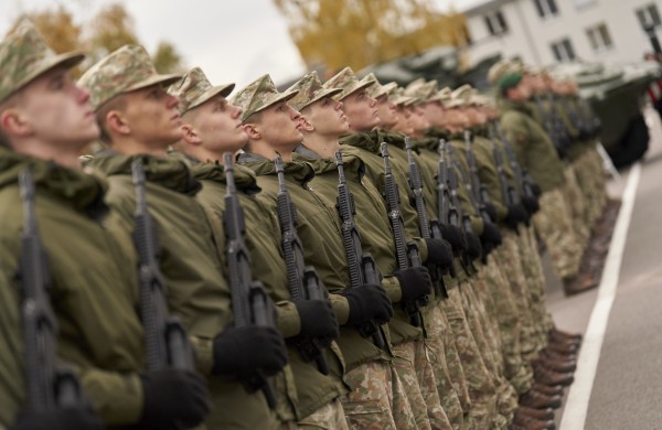 Kariuomenė ruošiasi 2026 metų šaukimui: į rikiuotę – iškart po mokyklos, ilgesnė tarnybos rezerve trukmė ir kone 10 tūkstančių eurų siekiančios išmokos