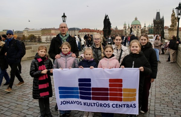 Jonavos kultūros centro vaikų pop choras „Šuldu Buldu“ festivalio scenoje Prahoje