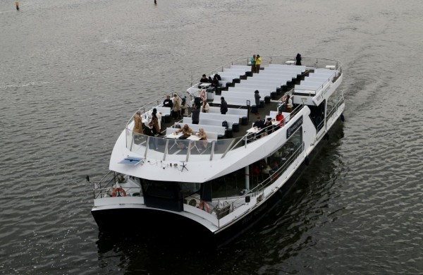 Jonavos kultūros centro vaikų pop choras „Šuldu Buldu“ festivalio scenoje Prahoje