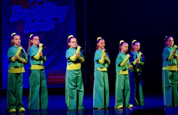 Jonavos kultūros centro vaikų pop choras „Šuldu Buldu“ festivalio scenoje Prahoje