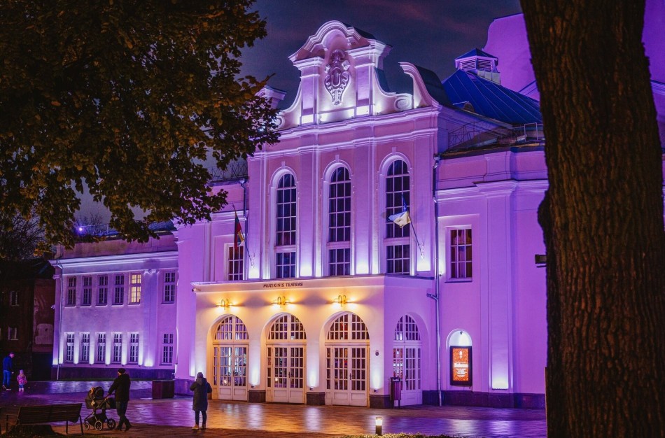 Visoje Lietuvoje purpurine spalva švyti pastatai: ką tai reiškia?