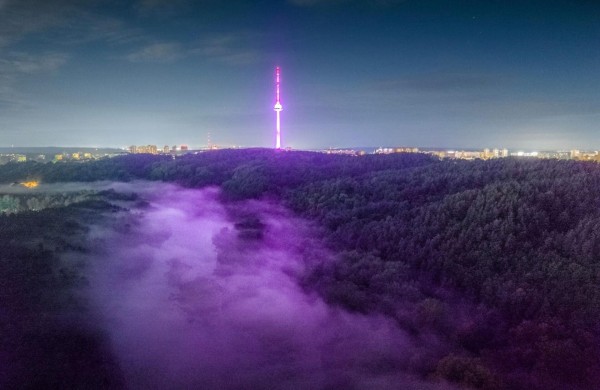 Visoje Lietuvoje purpurine spalva švyti pastatai: ką tai reiškia?