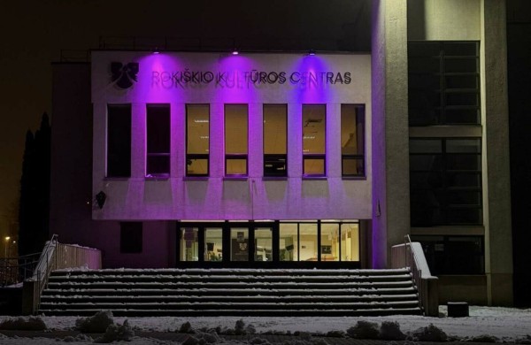 Visoje Lietuvoje purpurine spalva švyti pastatai: ką tai reiškia?