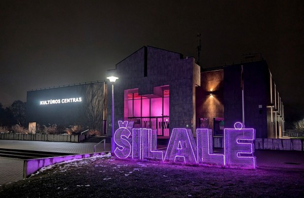 Visoje Lietuvoje purpurine spalva švyti pastatai: ką tai reiškia?