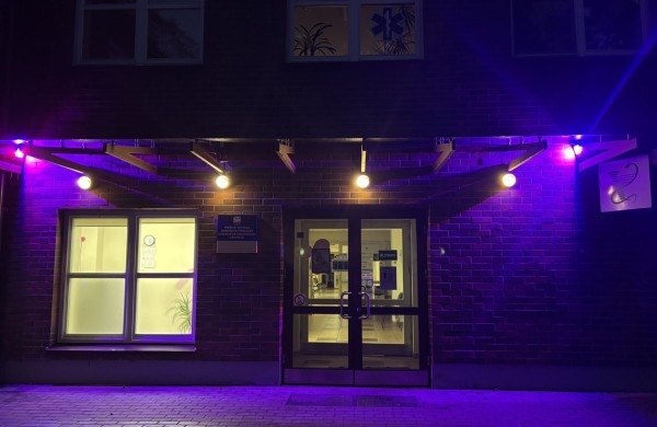 Visoje Lietuvoje purpurine spalva švyti pastatai: ką tai reiškia?