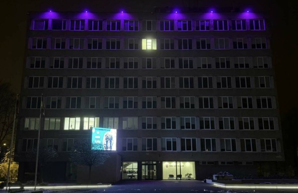 Visoje Lietuvoje purpurine spalva švyti pastatai: ką tai reiškia?