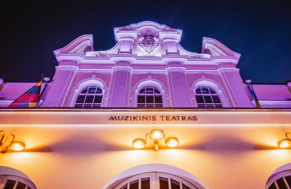 Visoje Lietuvoje purpurine spalva švyti pastatai: ką tai reiškia?