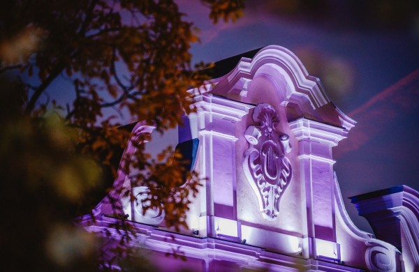 Visoje Lietuvoje purpurine spalva švyti pastatai: ką tai reiškia?