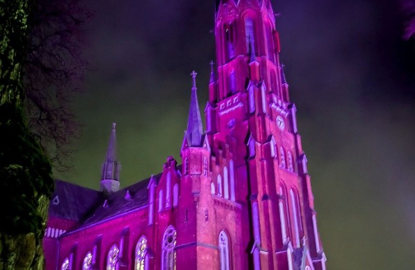 Visoje Lietuvoje purpurine spalva švyti pastatai: ką tai reiškia?