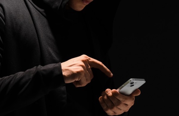 Juodasis penktadienis traukia ir sukčius: atakuoja žinutėmis apie neva laukiančias siuntas