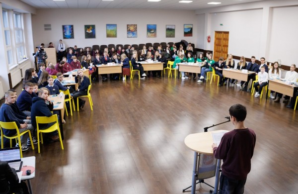 Simuliacinėje Justino Vareikio progimnazijos Seimo sesijoje – jaunųjų politikų diskusijos ir aktualūs klausimai