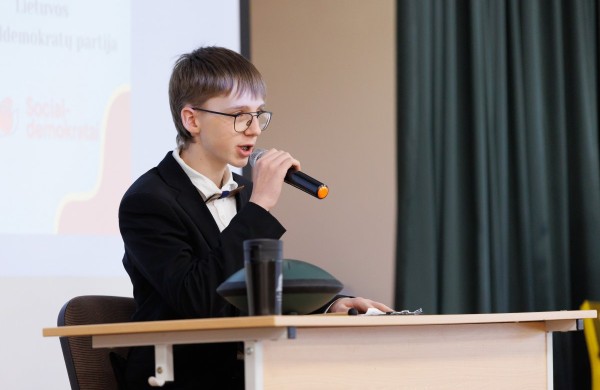 Simuliacinėje Justino Vareikio progimnazijos Seimo sesijoje – jaunųjų politikų diskusijos ir aktualūs klausimai