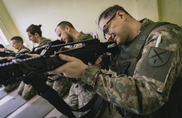 Savanoriška nenuolatinė tarnyba – nebe tik Savanorių pajėgose: Lietuvos kariuomenės 1-oji divizija rengia nenuolatinės karo tarnybos karius būti divizijos štabo specialistais