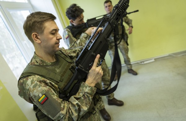 Savanoriška nenuolatinė tarnyba – nebe tik Savanorių pajėgose: Lietuvos kariuomenės 1-oji divizija rengia nenuolatinės karo tarnybos karius būti divizijos štabo specialistais