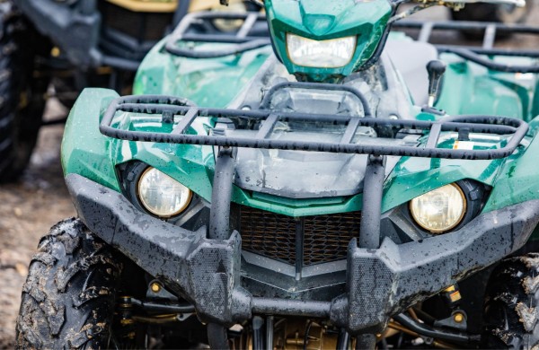 Dumsiškiuose - keturračio avarija ir sužalota keleivė, Upninkėliuose - sunkus girtumas