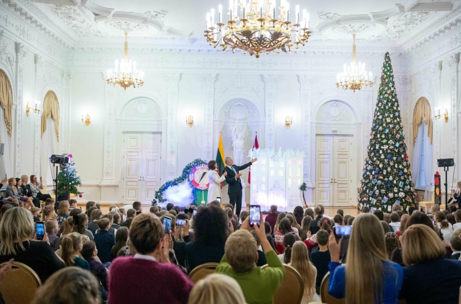 Įžiebta Prezidentūros kalėdinė eglė: ant jos ,,supasi" ir jonavietiški žaisliukai