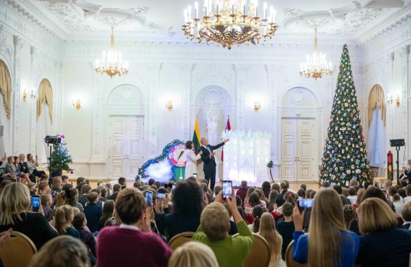 Įžiebta Prezidentūros kalėdinė eglė: ant jos ,,supasi" ir jonavietiški žaisliukai