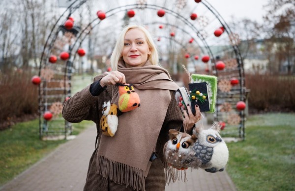 Įžiebta Prezidentūros kalėdinė eglė: ant jos ,,supasi" ir jonavietiški žaisliukai