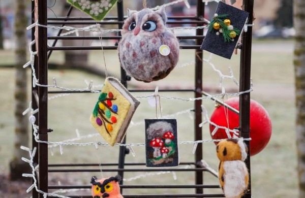 Įžiebta Prezidentūros kalėdinė eglė: ant jos ,,supasi" ir jonavietiški žaisliukai