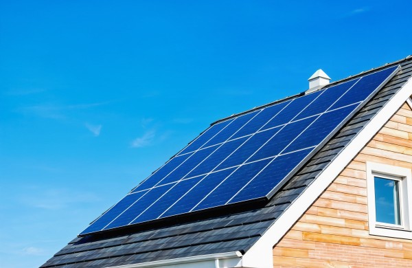 VERT patvirtino elektrą gaminančių buitinių vartotojų naudojimosi elektros tinklais kainas