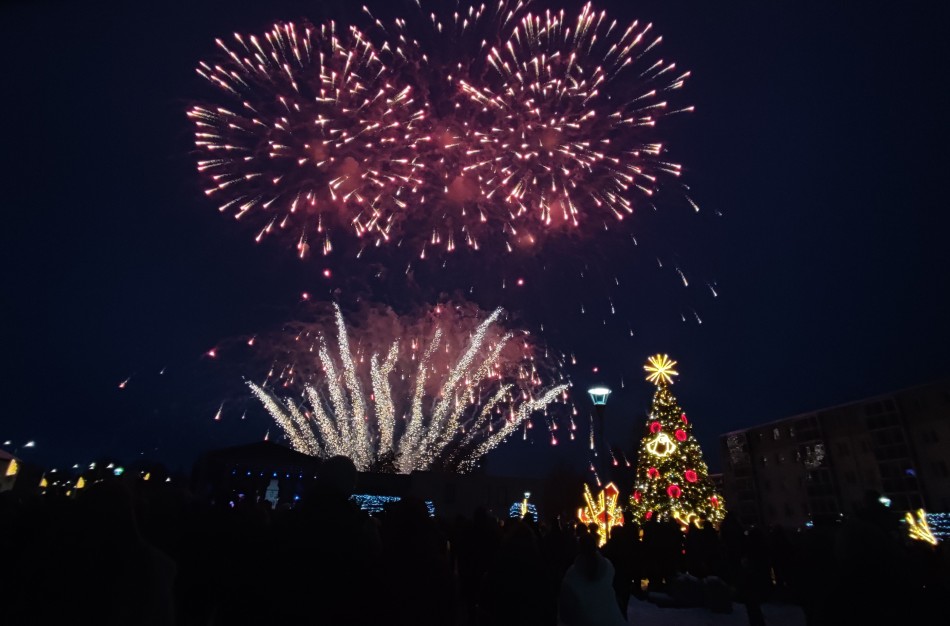 Jonava suspindo: įžiebta miesto eglė ir „Gyvybės pilnas Kalėdų miškas“