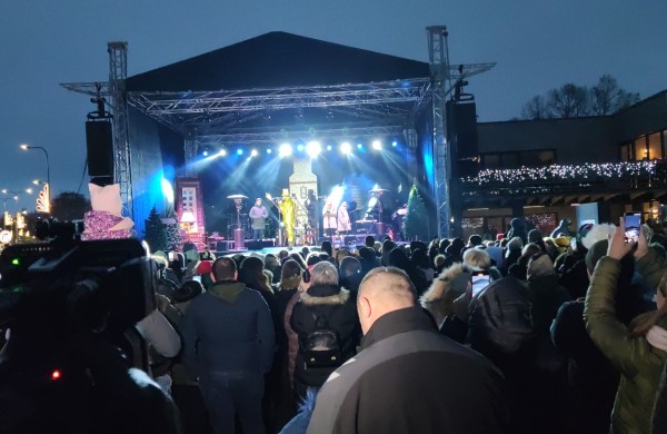 Jonava suspindo: įžiebta miesto eglė ir „Gyvybės pilnas Kalėdų miškas“