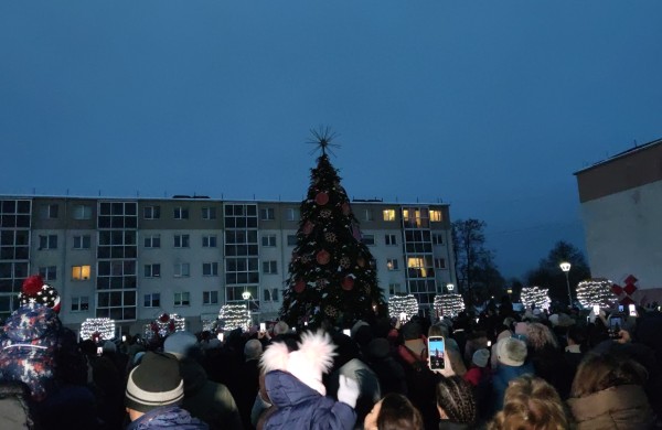 Jonava suspindo: įžiebta miesto eglė ir „Gyvybės pilnas Kalėdų miškas“