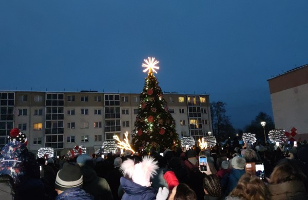 Jonava suspindo: įžiebta miesto eglė ir „Gyvybės pilnas Kalėdų miškas“