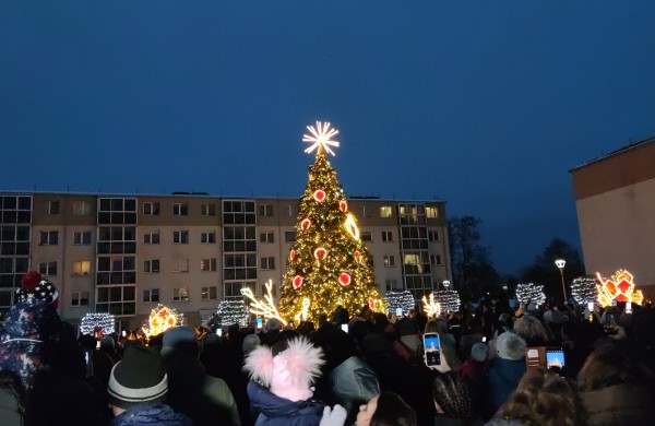 Jonava suspindo: įžiebta miesto eglė ir „Gyvybės pilnas Kalėdų miškas“