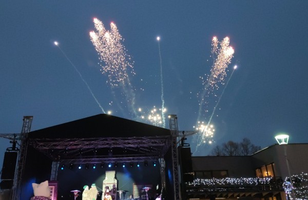 Jonava suspindo: įžiebta miesto eglė ir „Gyvybės pilnas Kalėdų miškas“