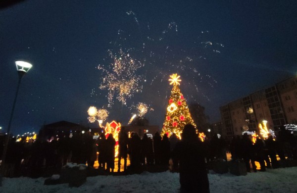 Jonava suspindo: įžiebta miesto eglė ir „Gyvybės pilnas Kalėdų miškas“