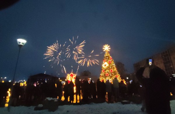 Jonava suspindo: įžiebta miesto eglė ir „Gyvybės pilnas Kalėdų miškas“