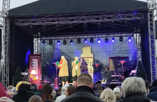 Jonava suspindo: įžiebta miesto eglė ir „Gyvybės pilnas Kalėdų miškas“