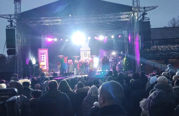 Jonava suspindo: įžiebta miesto eglė ir „Gyvybės pilnas Kalėdų miškas“