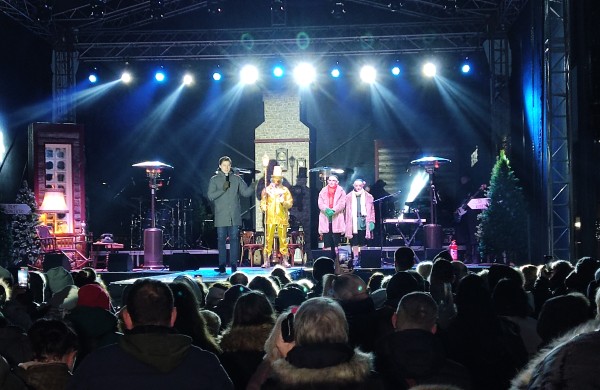 Jonava suspindo: įžiebta miesto eglė ir „Gyvybės pilnas Kalėdų miškas“