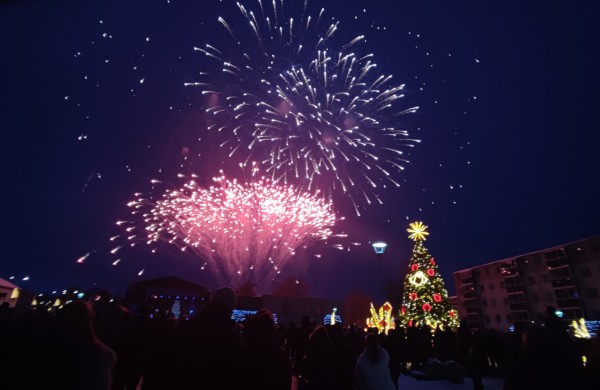 Jonava suspindo: įžiebta miesto eglė ir „Gyvybės pilnas Kalėdų miškas“