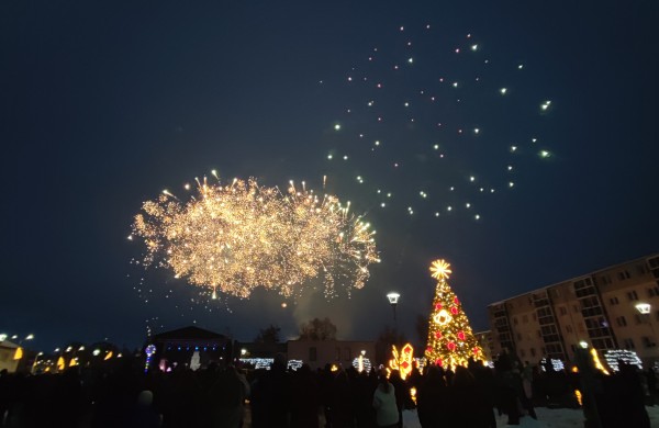 Jonava suspindo: įžiebta miesto eglė ir „Gyvybės pilnas Kalėdų miškas“